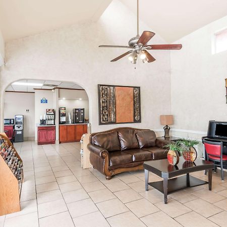 Days Inn By Wyndham San Antonio Splashtown/Att Center Екстериор снимка