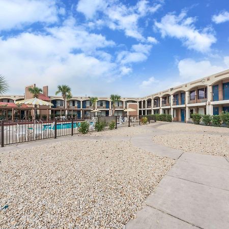 Days Inn By Wyndham San Antonio Splashtown/Att Center Екстериор снимка