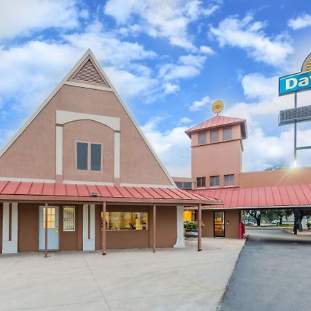 Days Inn By Wyndham San Antonio Splashtown/Att Center Екстериор снимка