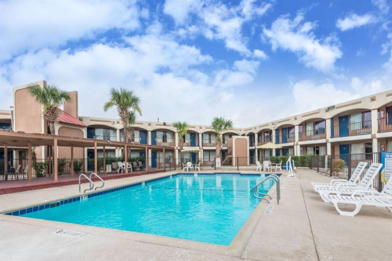 Days Inn By Wyndham San Antonio Splashtown/Att Center Екстериор снимка