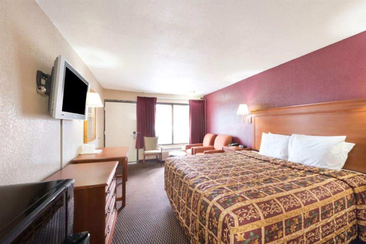 Days Inn By Wyndham San Antonio Splashtown/Att Center Екстериор снимка