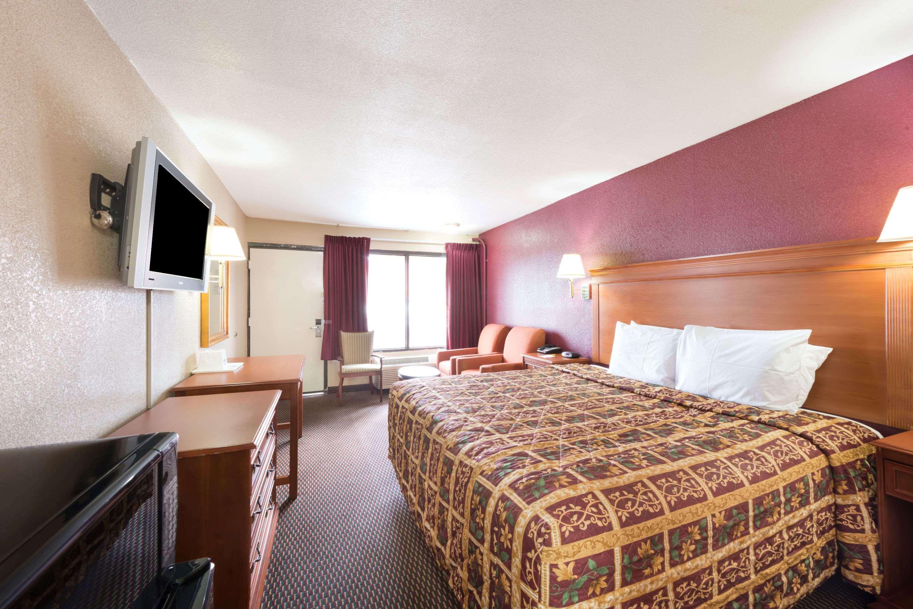 Days Inn By Wyndham San Antonio Splashtown/Att Center Екстериор снимка