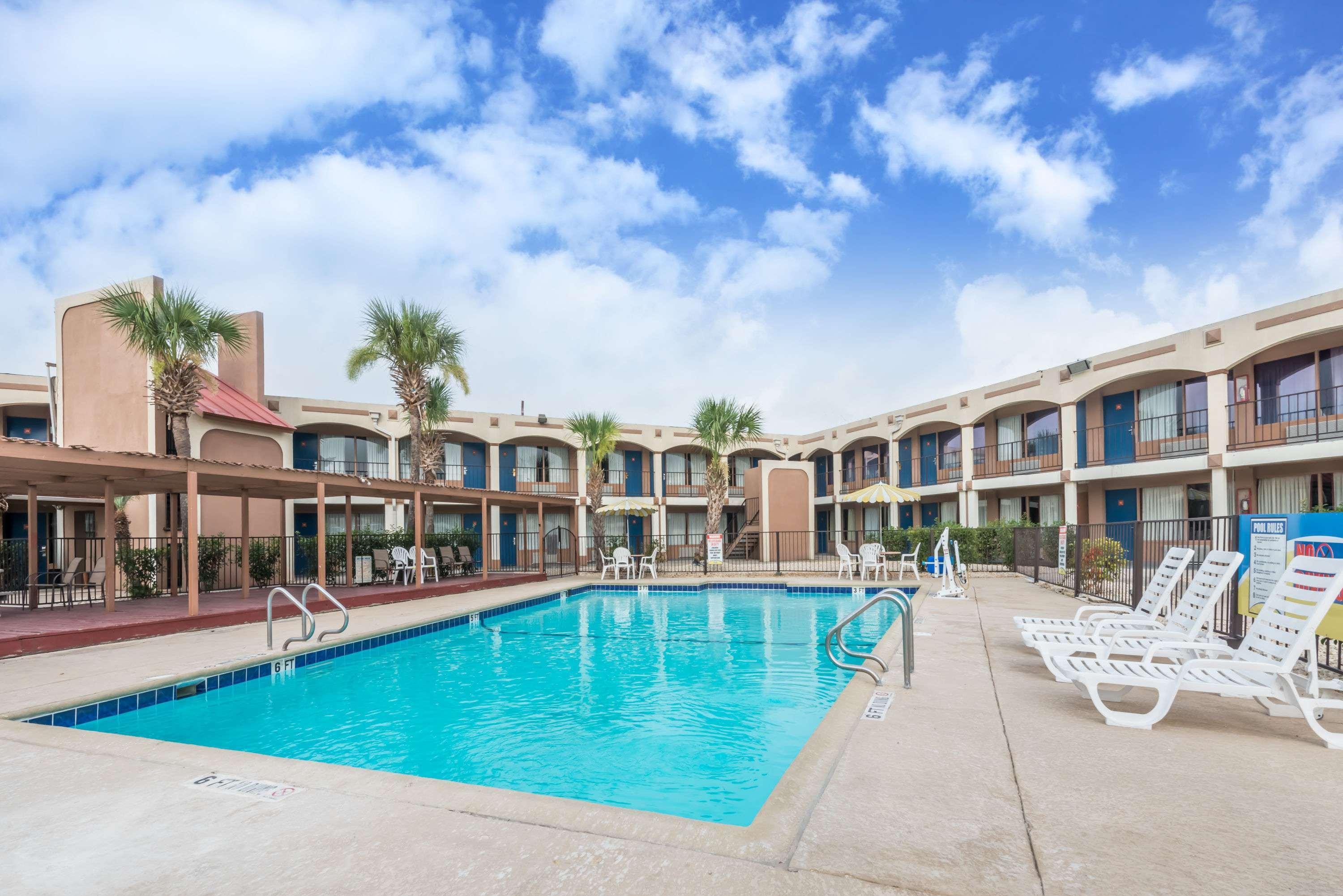 Days Inn By Wyndham San Antonio Splashtown/Att Center Екстериор снимка