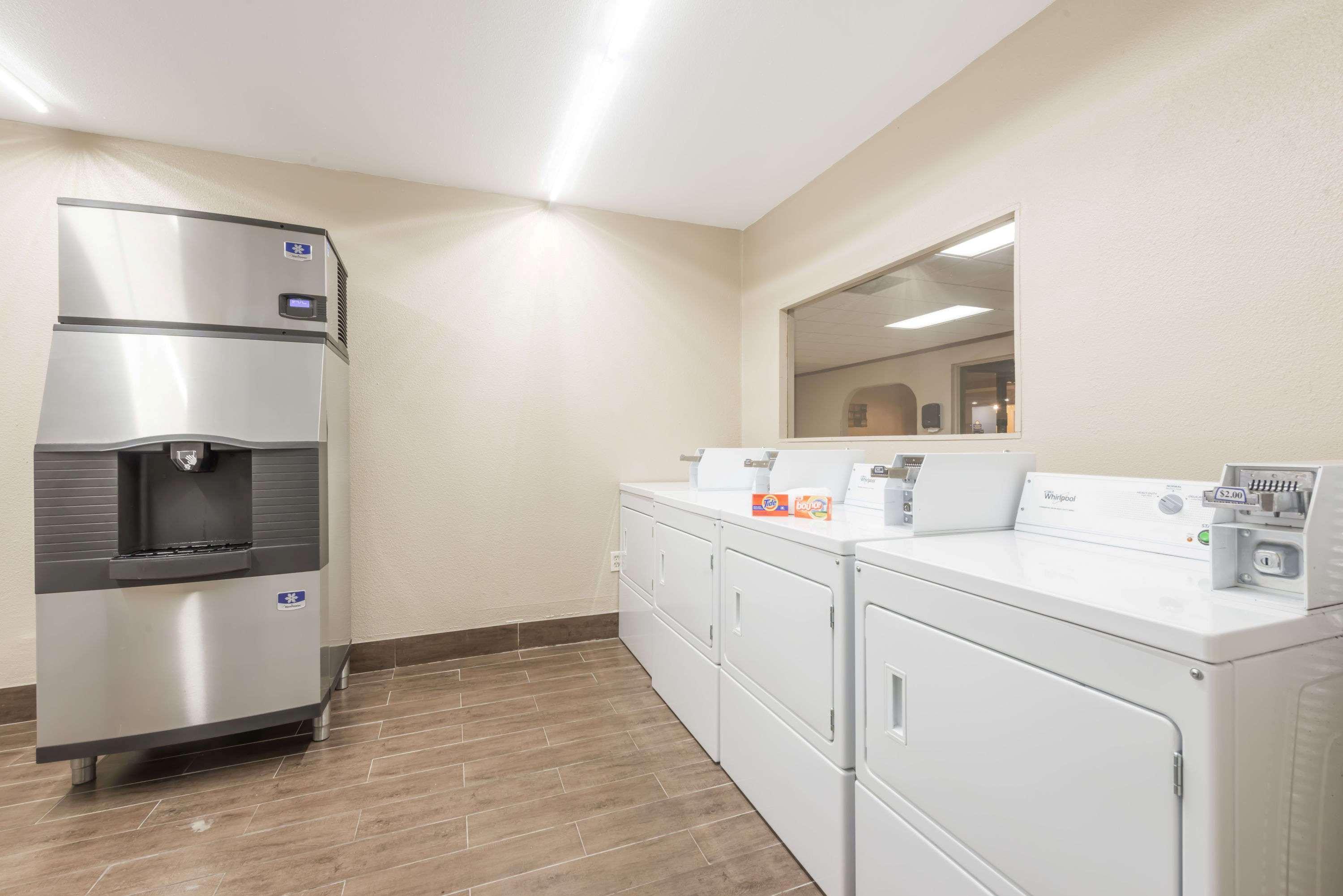 Days Inn By Wyndham San Antonio Splashtown/Att Center Екстериор снимка