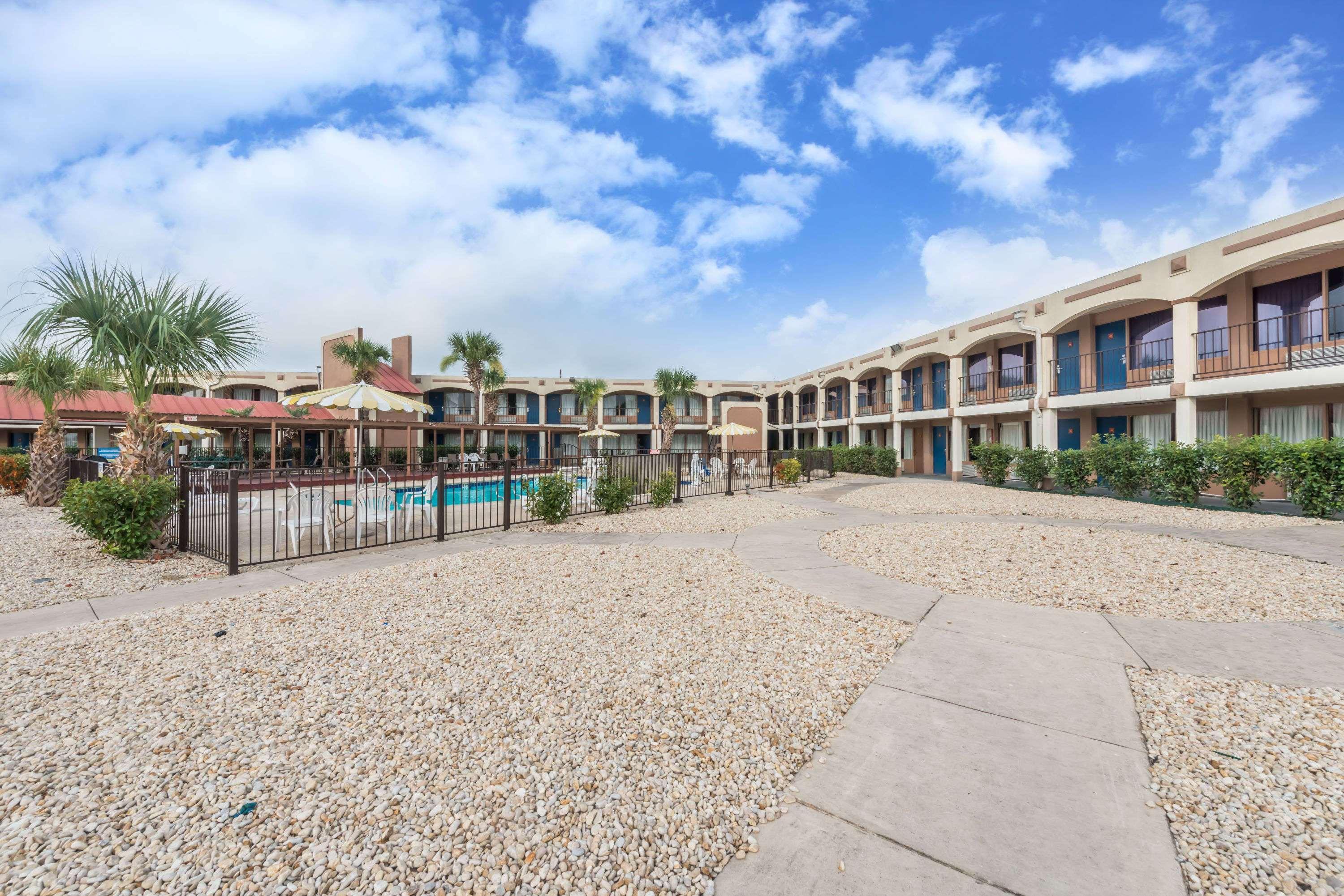 Days Inn By Wyndham San Antonio Splashtown/Att Center Екстериор снимка