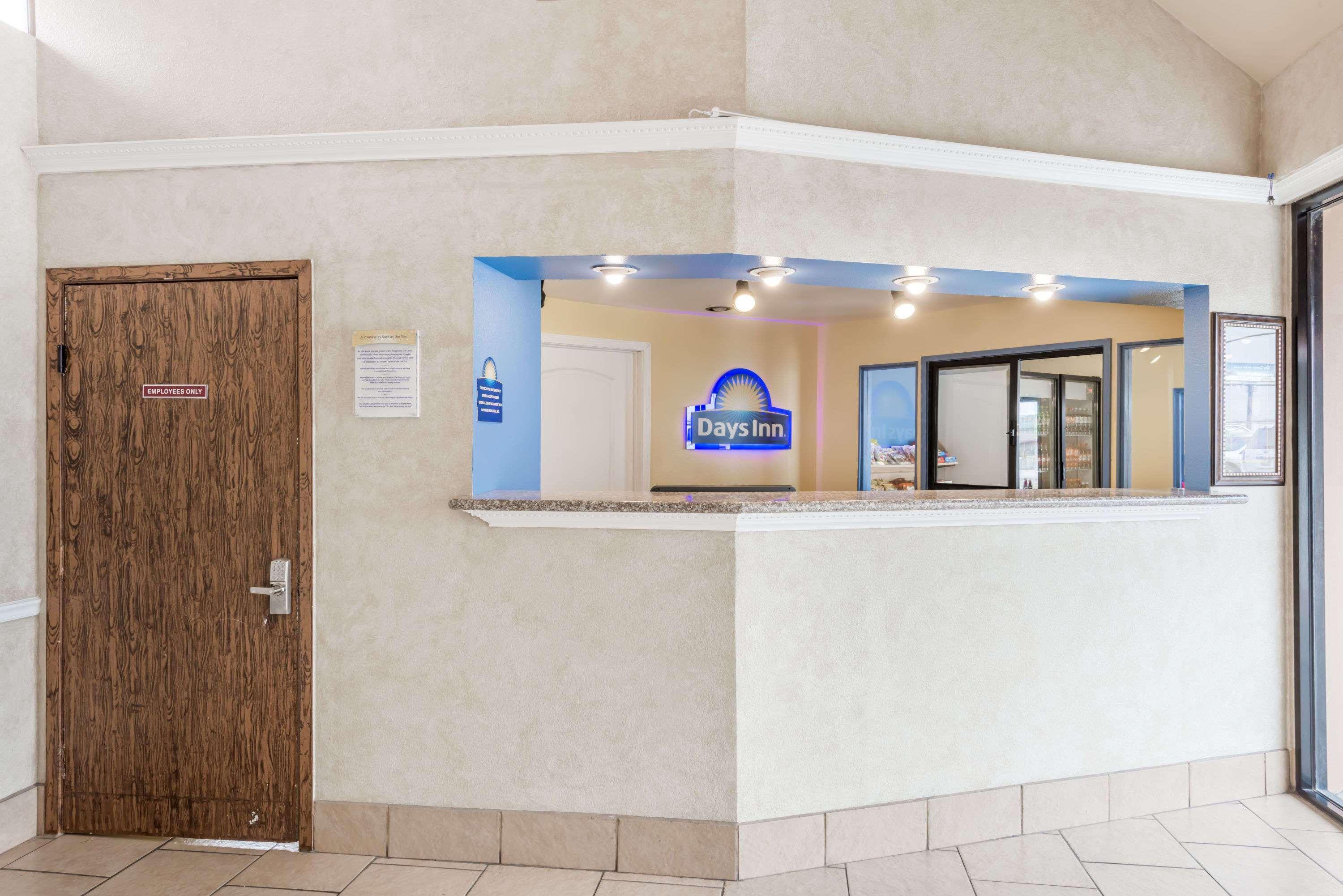Days Inn By Wyndham San Antonio Splashtown/Att Center Екстериор снимка