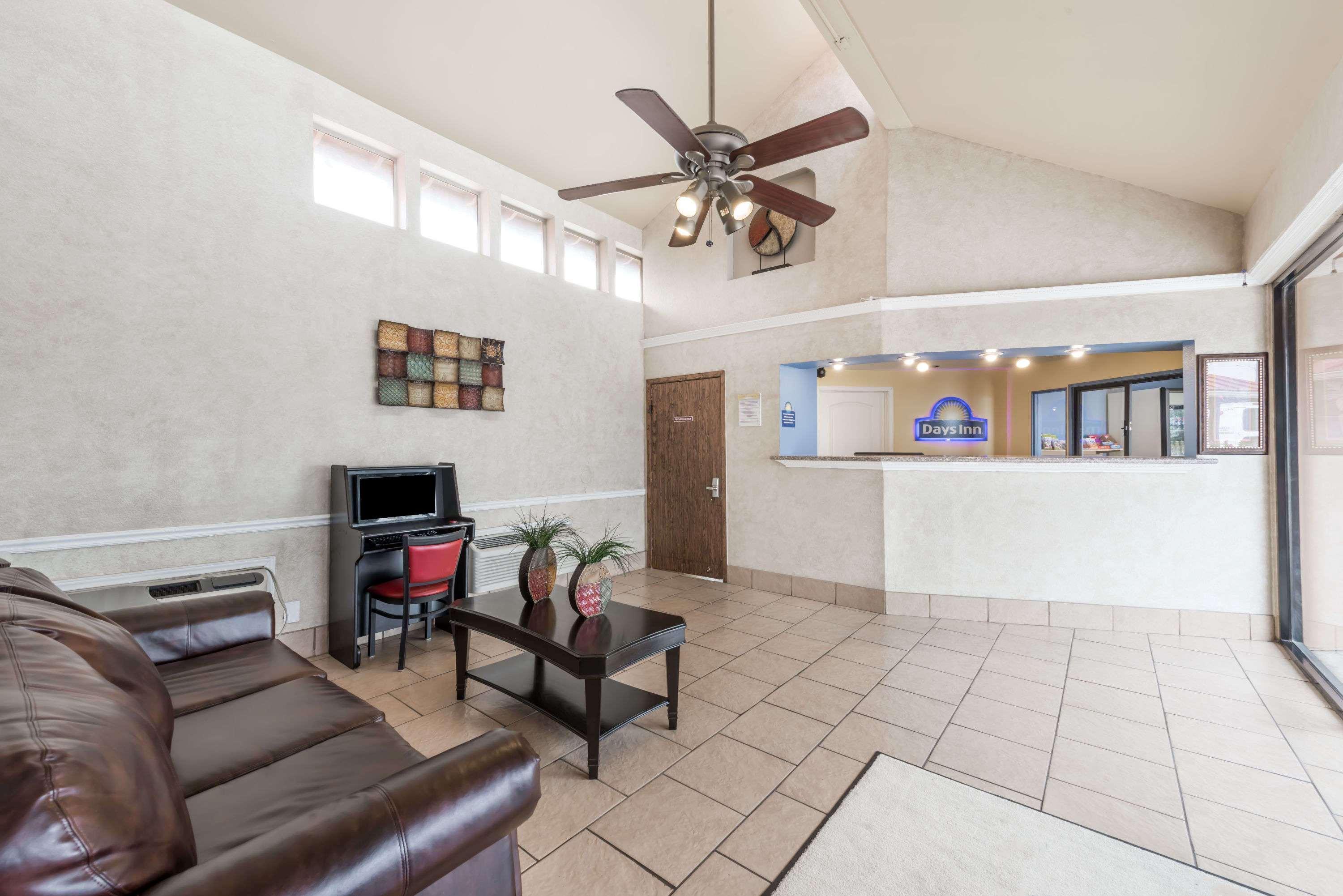 Days Inn By Wyndham San Antonio Splashtown/Att Center Екстериор снимка