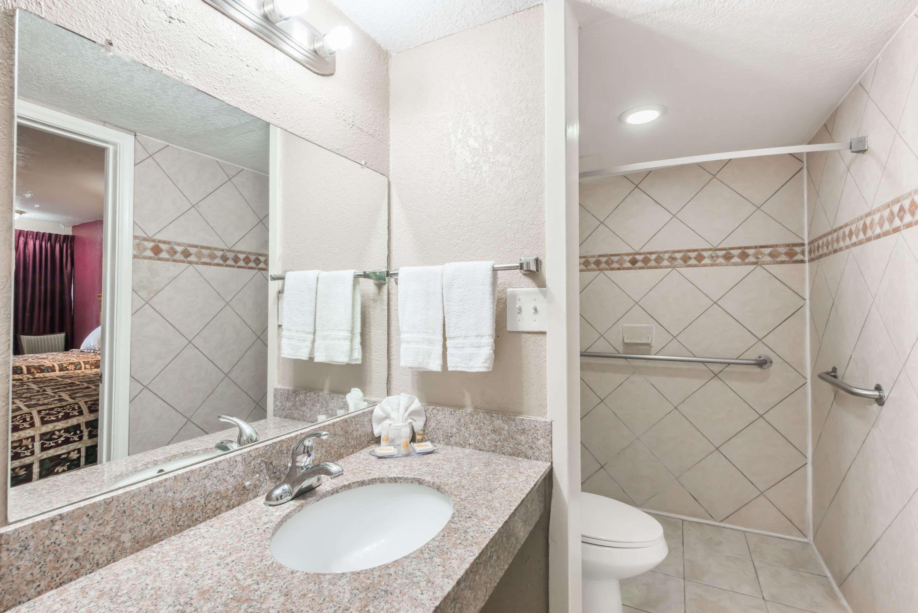 Days Inn By Wyndham San Antonio Splashtown/Att Center Екстериор снимка