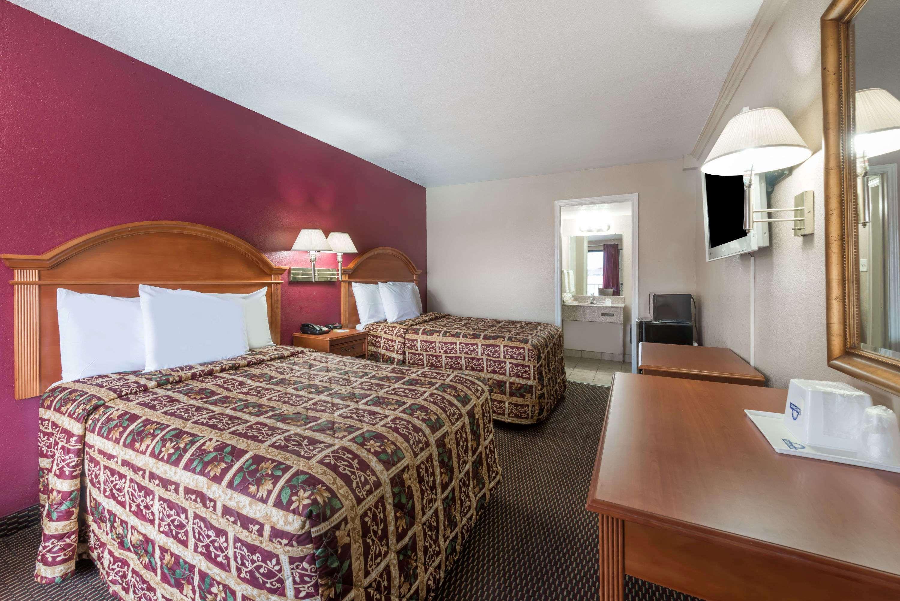 Days Inn By Wyndham San Antonio Splashtown/Att Center Екстериор снимка