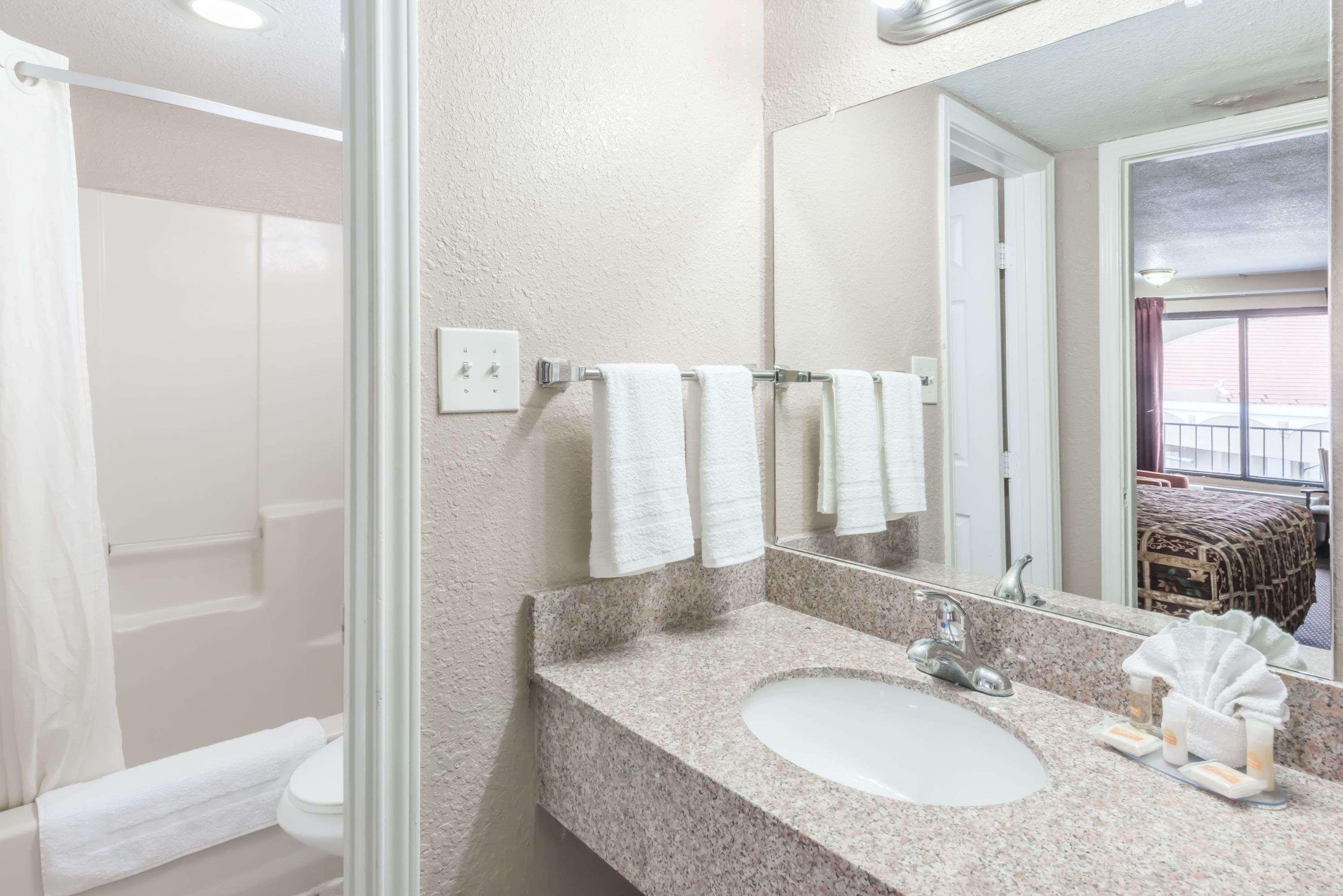 Days Inn By Wyndham San Antonio Splashtown/Att Center Екстериор снимка