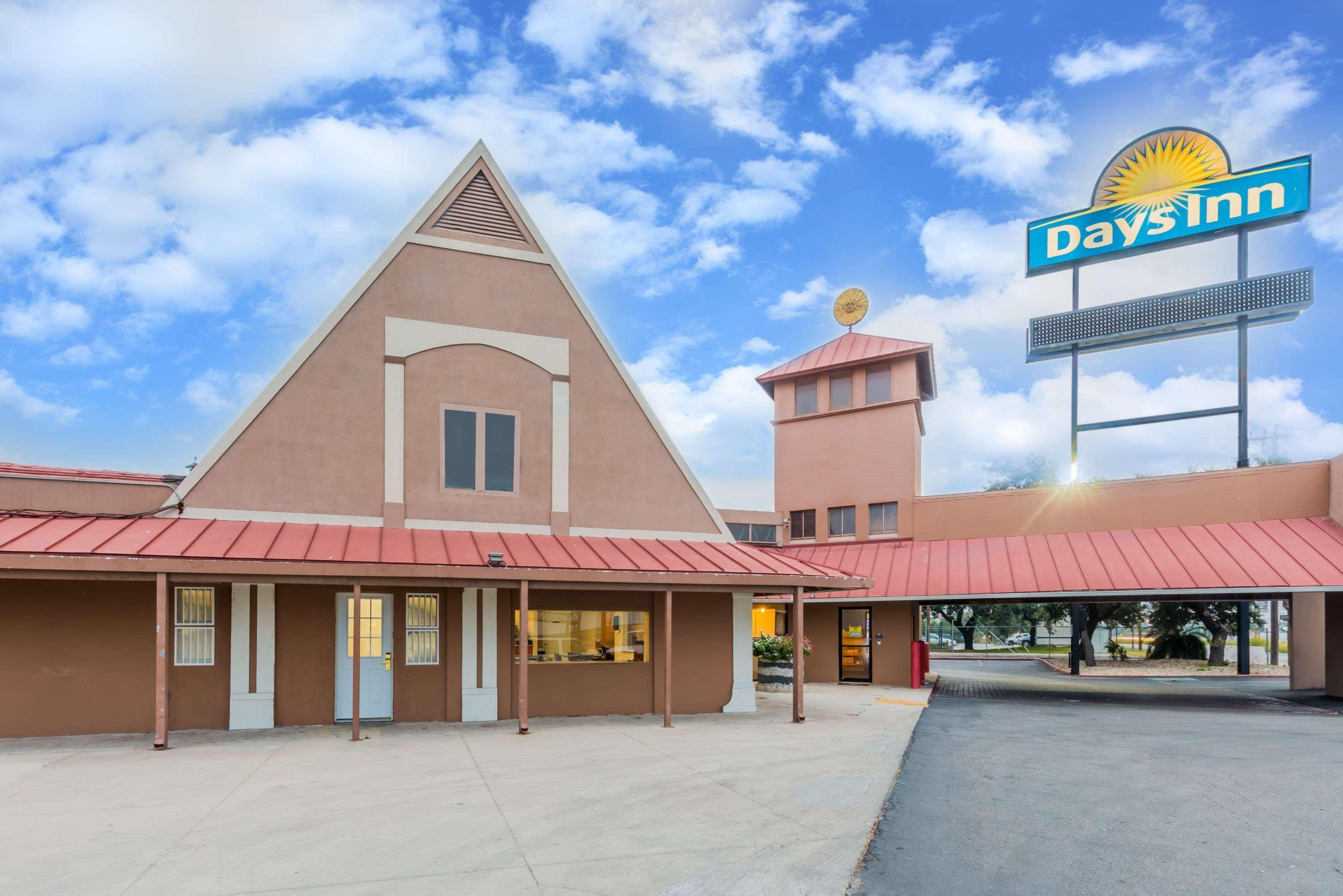 Days Inn By Wyndham San Antonio Splashtown/Att Center Екстериор снимка