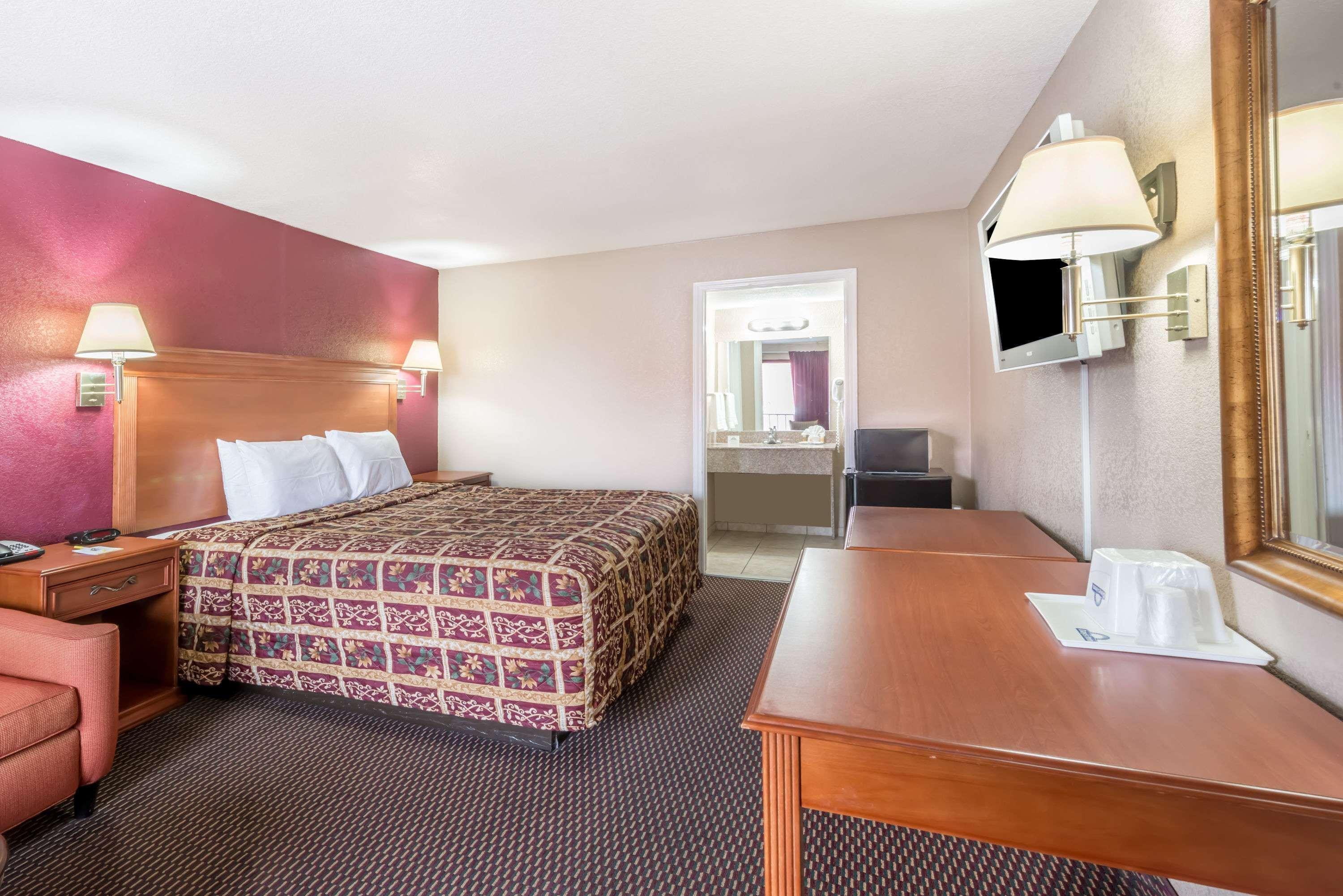 Days Inn By Wyndham San Antonio Splashtown/Att Center Екстериор снимка