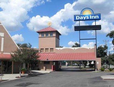 Days Inn By Wyndham San Antonio Splashtown/Att Center Екстериор снимка